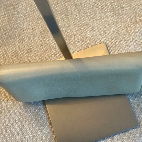 Gucci Pale Green Leather Zip Wallet with Tassel - Picture 12 of 14